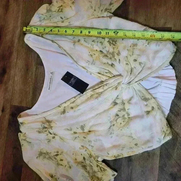 NWT Yellow & White Floral Knot-Front Flutter Sleeve Top Size M - Picture 7 of 8